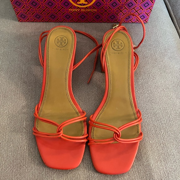 TORY BURCH Red leather heel sandals with TB charm. - Picture 2 of 8